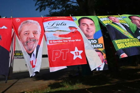 Materiais de campanha de Flávio Bolsonaro e Lula