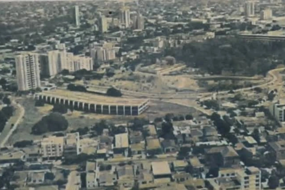 Vista aérea antiga de Goiânia mostra a expansão urbana e a verticalização da capital ao longo das décadas (Foto: Reprodução/Goiás Tem História)
