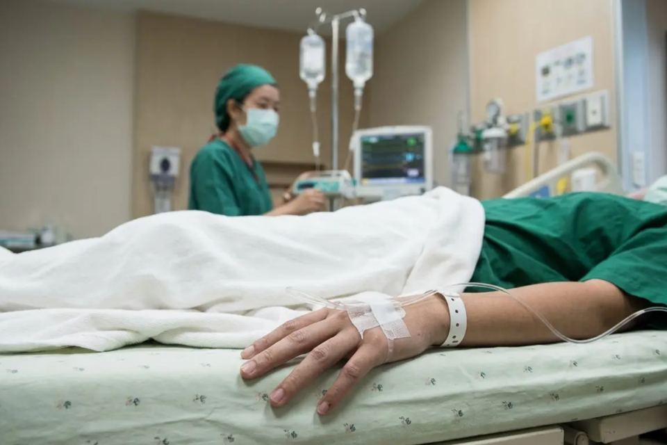 Mulher de 42 anos é operada após descobrir ‘bebê de pedra’ que carregava há 3 anos; veja foto Mulher tinha um feto calcificado no abdômen