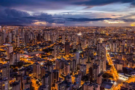 Vista aérea de Goiânia ao entardecer destaca a expansão urbana da capital, que completa 93 anos em outubro e reúne mais de 1,5 milhão de habitantes (Foto: Prefeitura de Goiânia)
