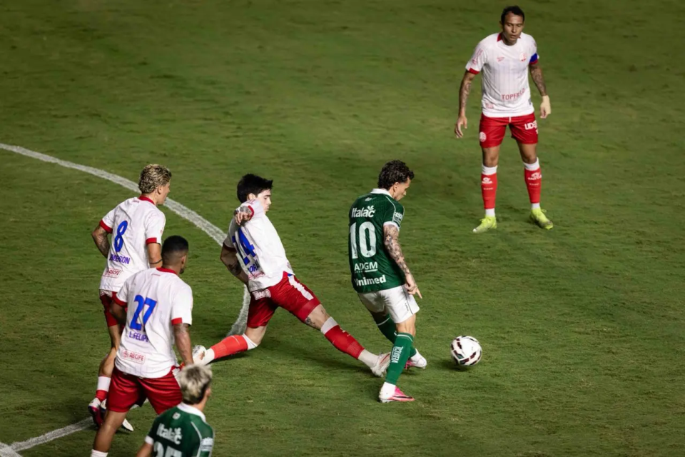 Goiás martela no primeiro tempo, mas não consegue marcar