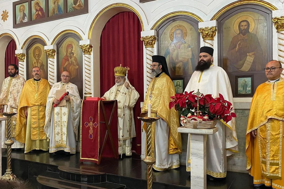 iReligiosos participam de celebração na Igreja Ortodoxa Antioquina São Nicolau, em Goiânia, diante dos ícones e elementos da tradição cristã oriental (Foto: Reprodução/Instagram da Igreja São Nicolau)