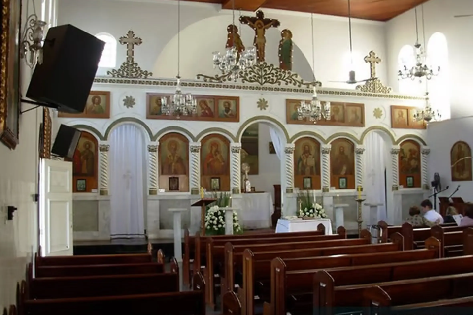 Interior da Igreja Ortodoxa Antioquina São Nicolau, em Goiânia, destaca a iconostase, os ícones religiosos e os elementos arquitetônicos da tradição cristã oriental (Foto: Reprodução/St. Nicholas Center
