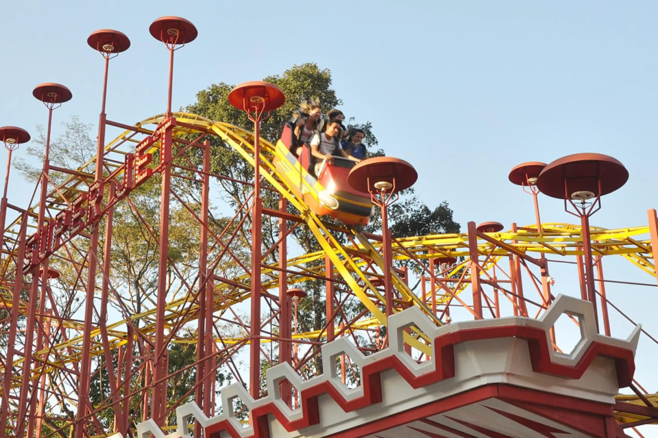 Visitantes se divertem na montanha-russa do Parque Mutirama, uma das atrações tradicionais que marcaram gerações de goianienses (Foto: Prefeitura de Goiânia)