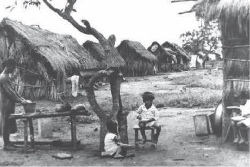 Você tem razão em questionar: a foto não permite afirmar que os homens trabalham na construção de Goiânia. Ela mostra trabalhadores junto a toras e peças de madeira.
**Legenda corrigida:** Trabalhadores aparecem ao lado de toras e peças de madeira em registro histórico de Goiânia (Foto: Prefeitura de Goiânia)