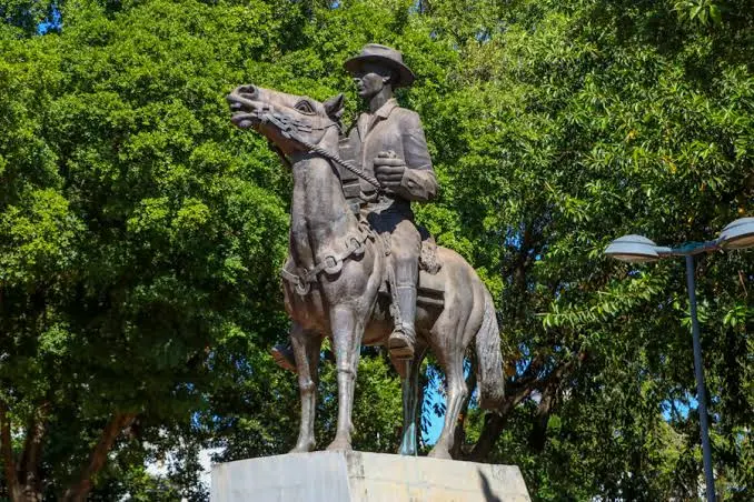 Estátua equestre de Pedro Ludovico Teixeira na Praça Cívica, homenagem ao fundador de Goiânia (Foto: Prefeitura de Goiânia)