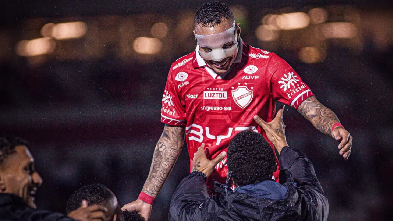 Vila Nova sofre, mas vence o Botafogo-SP e mantém liderança na Série B