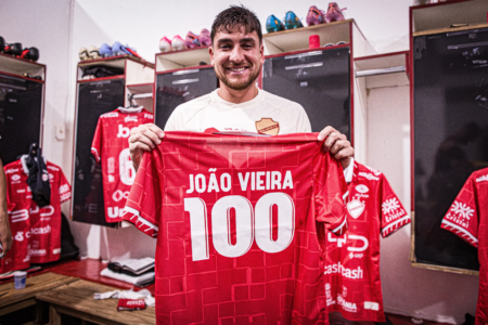 João Vieira chega a 100 jogos pelo Vila Nova