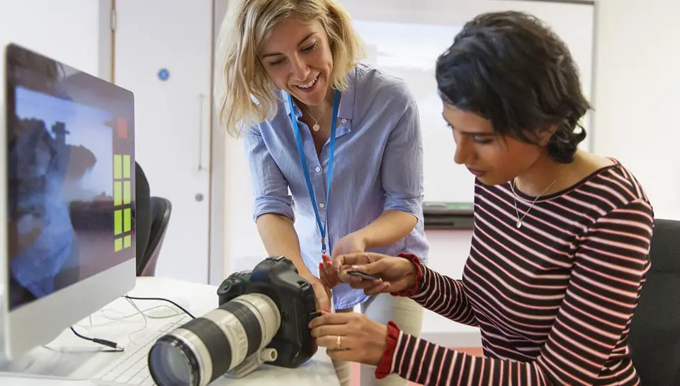 Atividade prática em laboratório de fotografia ilustra a importância da qualificação profissional para ampliar oportunidades no mercado de trabalho (Foto: Divulgação/Senac São Paulo)