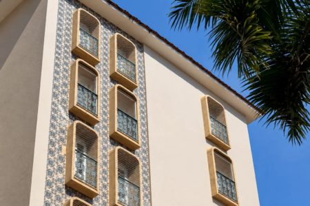 Fachada do Residencial Vila Rica, no Setor Oeste, em Goiânia, chama atenção pelos azulejos de inspiração portuguesa e sacadas de ferro trabalhado (Foto: Reprodução/Instagram @franciscojunior_corretor)