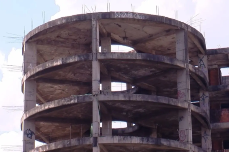 Prédio abandonado há 25 anos é autuado após registros de crimes no Centro de Goiânia Imóvel fica na esquina da Avenida Araguaia com a Rua 2