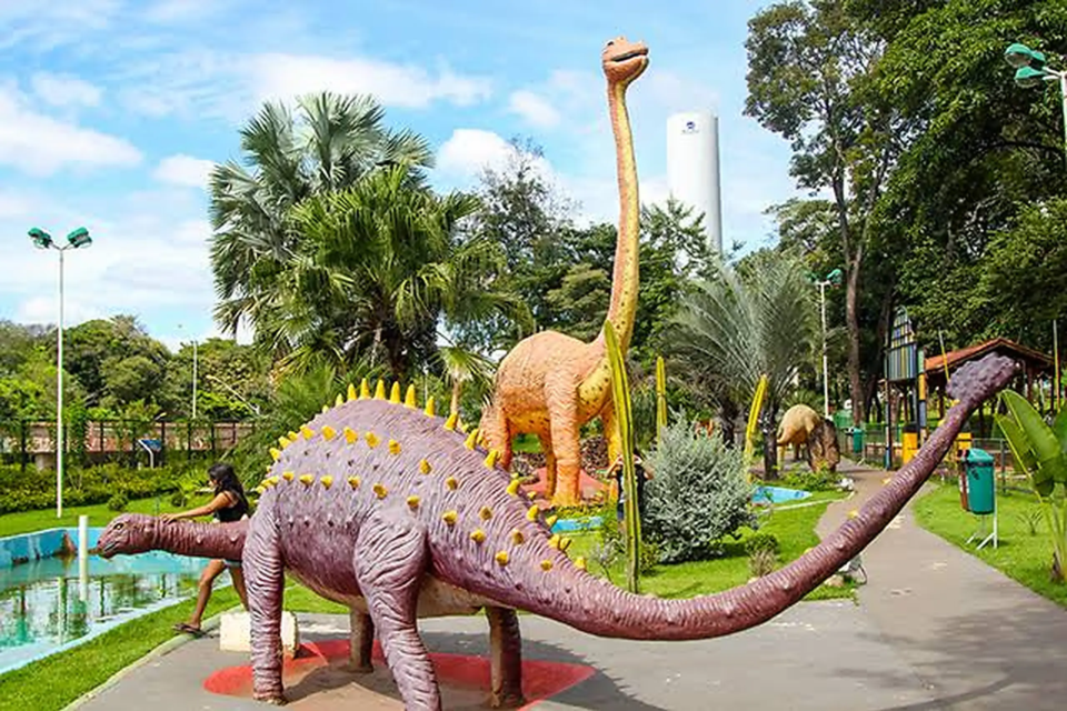 mDinossauros do Parque Mutirama fazem parte das lembranças de gerações de crianças que frequentaram o tradicional espaço de lazer de Goiânia (Foto: Prefeitura de Goiânia)