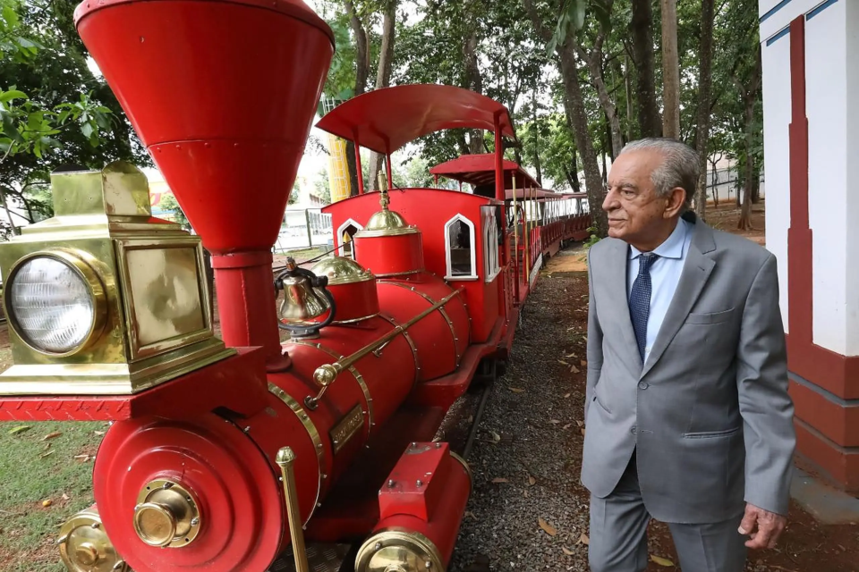 Iris Rezende ao lado do tradicional trenzinho do Parque Mutirama, espaço de lazer criado durante sua gestão à frente da Prefeitura de Goiânia (Foto: Prefeitura de Goiânia)
