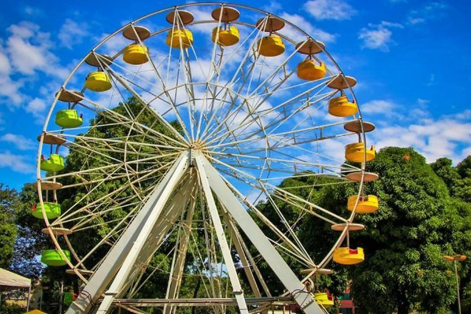 Roda-gigante do Parque Mutirama, um dos brinquedos tradicionais do espaço de lazer que marcou gerações de goianienses (Foto: Prefeitura de Goiânia)