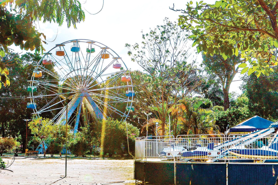 Roda-gigante e brinquedos do Parque Mutirama, tradicional espaço de lazer de Goiânia que marcou a infância de diferentes gerações (Foto: Prefeitura de Goiânia)