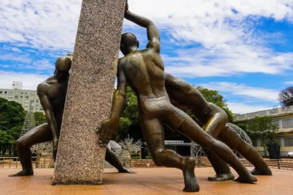 Monumento às Três Raças, obra de Neusa Morais inaugurada em 1967, ocupa o centro da Praça Cívica, em Goiânia (Foto: Prefeitura de Goiânia)