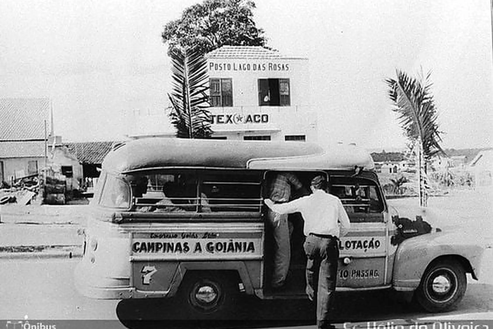 Antigo ônibus fazia o trajeto entre Campinas e Goiânia nas primeiras décadas da capital (Foto: Acervo/Prefeitura de Goiânia)