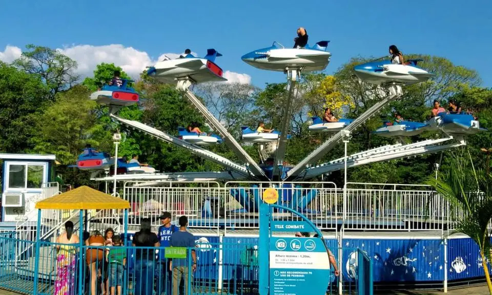 Visitantes se divertem no brinquedo Tele Combate, uma das atrações do Parque Mutirama, que marcou gerações de crianças em Goiânia (Foto: Prefeitura de Goiânia)
