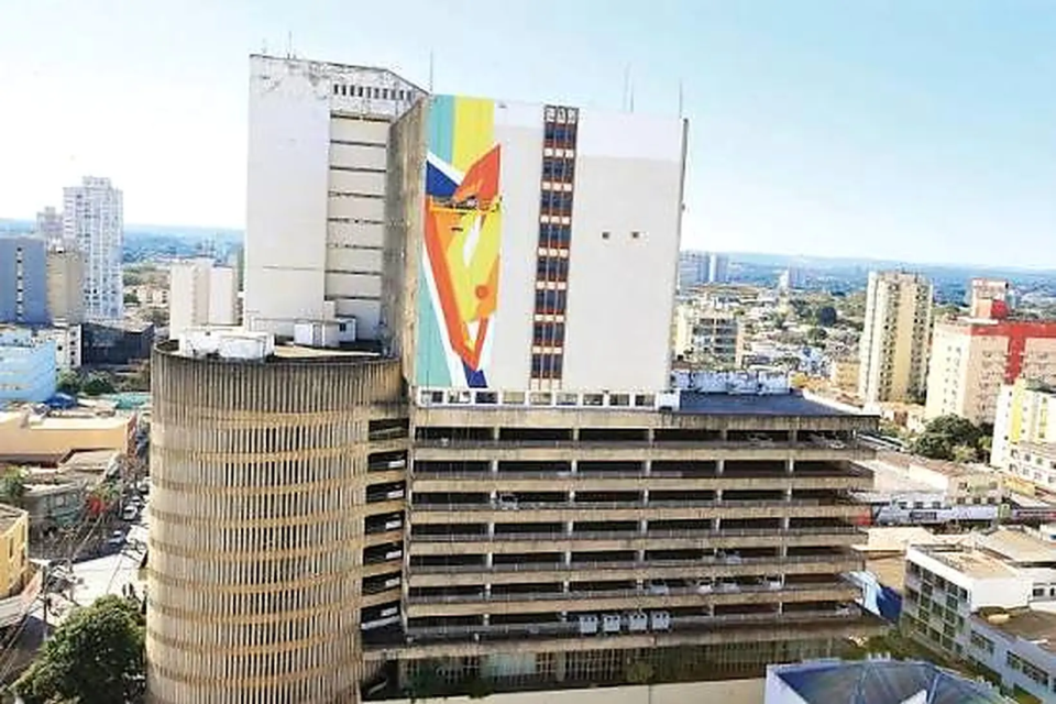 Edifício Parthenon Center, no Centro de Goiânia, está entre os locais associados às histórias de assombração catalogadas em pesquisa da Universidade Estadual de Goiás (UEG) (Foto: Reprodução/Prefeitura de Goiânia)