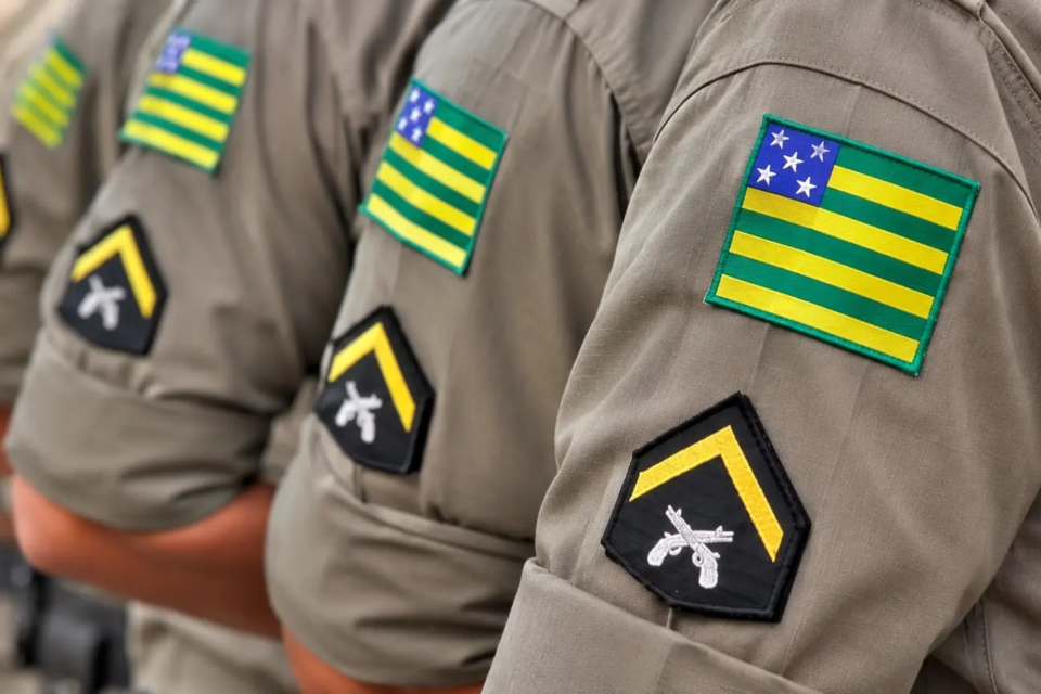 Policiais Militares (PMs) em formação. Foto mostra apenas parte da farda, sem exibir rostos