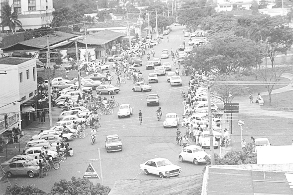 Movimentação de carros, motocicletas, bicicletas e pedestres nas proximidades da Praça Tamandaré, no Setor Oeste, em Goiânia, em registro histórico da capital (Foto: Acervo do Museu da Imagem e do Som de Goiás — MIS)