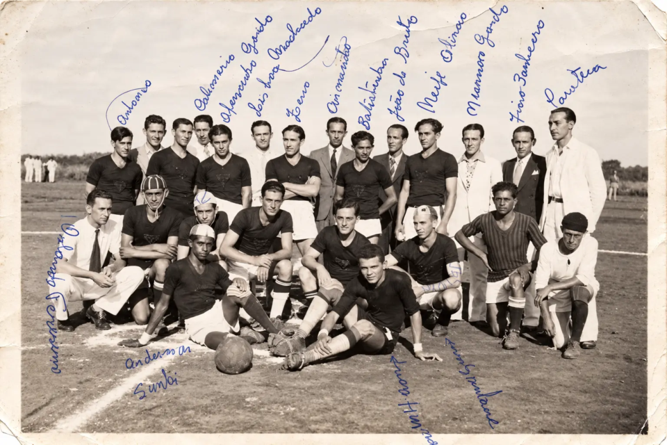Jogadores do Atlético Clube Goianiense em registro de 1937, período de formação do futebol na nova capital (Reprodução/Teles, 2005, via revista Licere/UFMG)