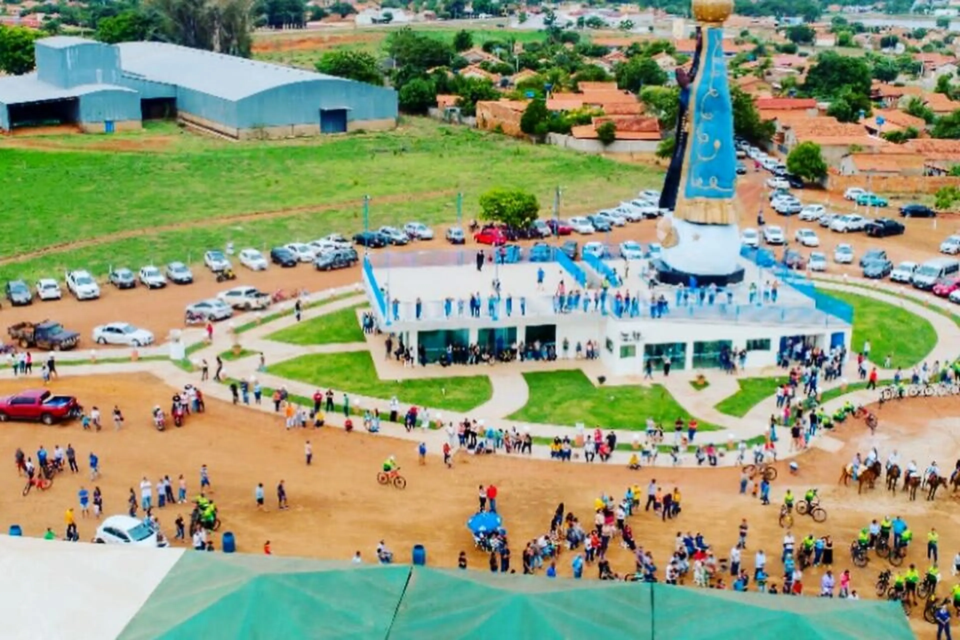 Fiéis se reúnem no Santuário de Nossa Senhora Aparecida, em Bom Jardim de Goiás, onde está instalada uma imagem de 27 metros de altura e 21 toneladas (Foto: Reprodução Facebook)