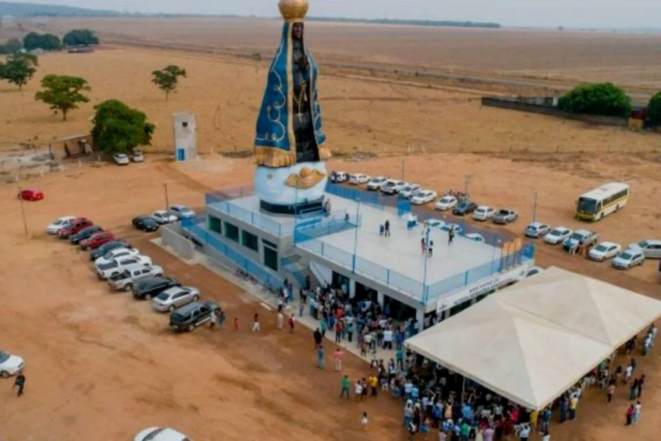 Vista aérea do Santuário de Nossa Senhora Aparecida, em Bom Jardim de Goiás, que abriga monumento de 27 metros de altura e 21 toneladas (Foto: Reprodução Youtube)