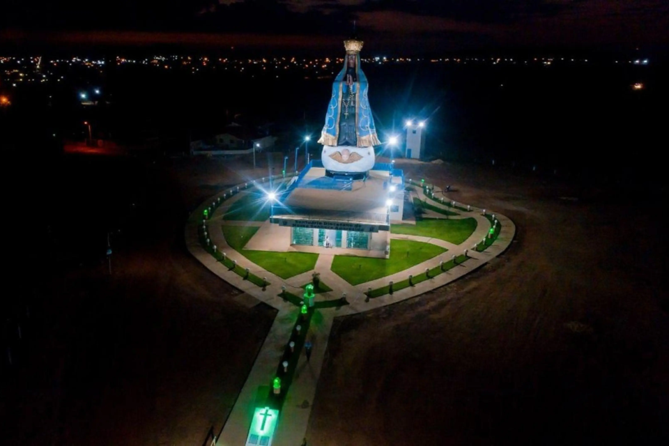sSantuário de Nossa Senhora Aparecida, em Bom Jardim de Goiás, abriga imagem de 27 metros de altura e 21 toneladas, considerada a maior do Brasil construída em fibra de vidro (Foto: Reprodução Youtube)