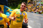 Deputados do PT pedem prisão de Flávio Bolsonaro e alerta vermelho da Interpol Pedido a Moraes ordem de entrega dos passaportes e fuga
