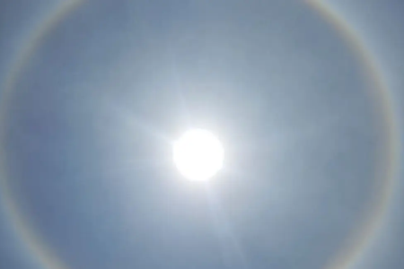 Halo solar: fenômeno forma anel colorido no céu de Bela Vista de Goiás refração da luz em cristais de gelo presentes em nuvens
