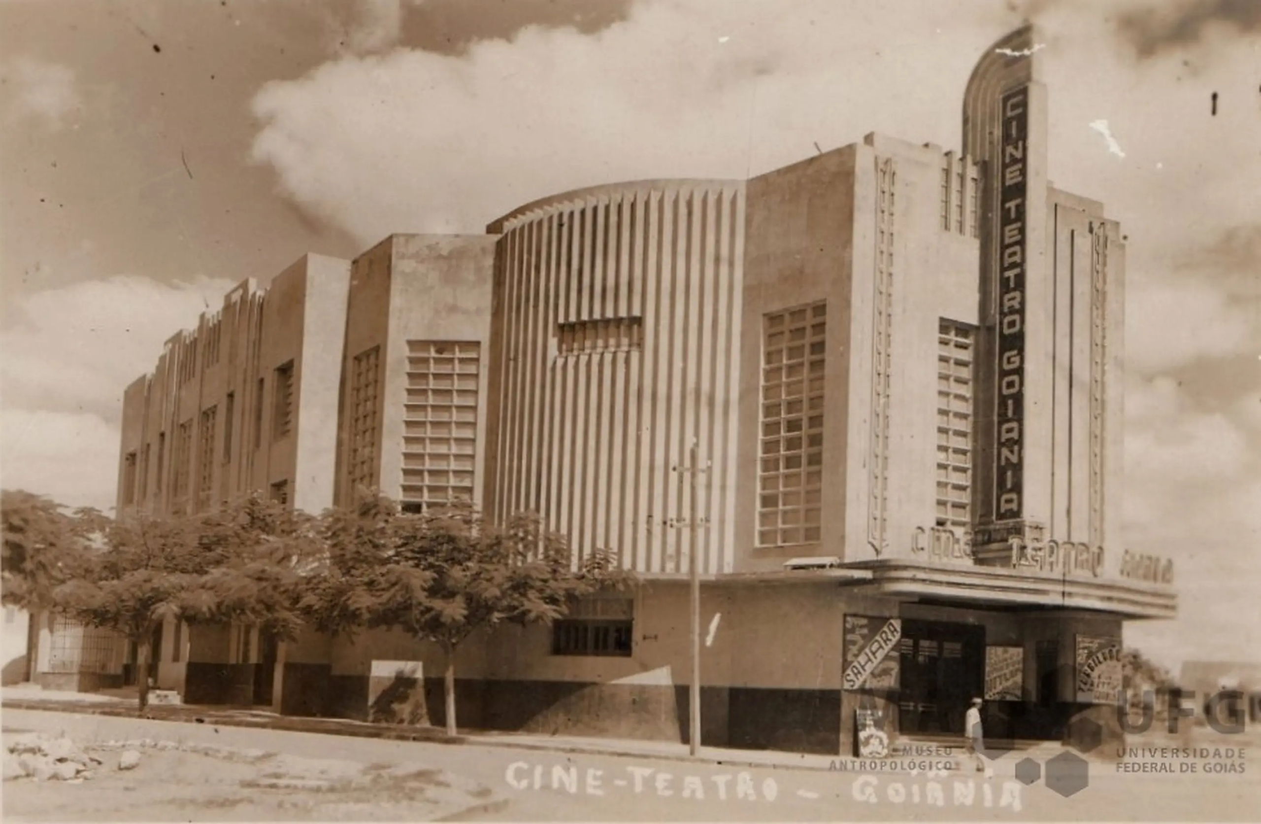 Fachada do antigo Cine Teatro Goiânia, um dos marcos da arquitetura art déco da capital, que também aparece em lendas sobre fantasmas e um suposto túnel secreto até o Palácio das Esmeraldas (Foto: Reprodução/Acervo Nacional)