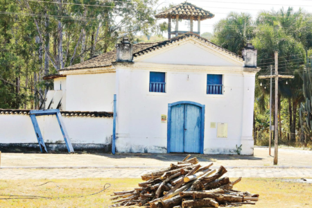 Igreja de Nossa Senhora do Rosário, em Buenolândia, distrito da Cidade de Goiás, pode guardar os restos mortais de Anhanguera, segundo relatos preservados pela tradição local. (Foto: Governo de Goiás/Divulgação)
