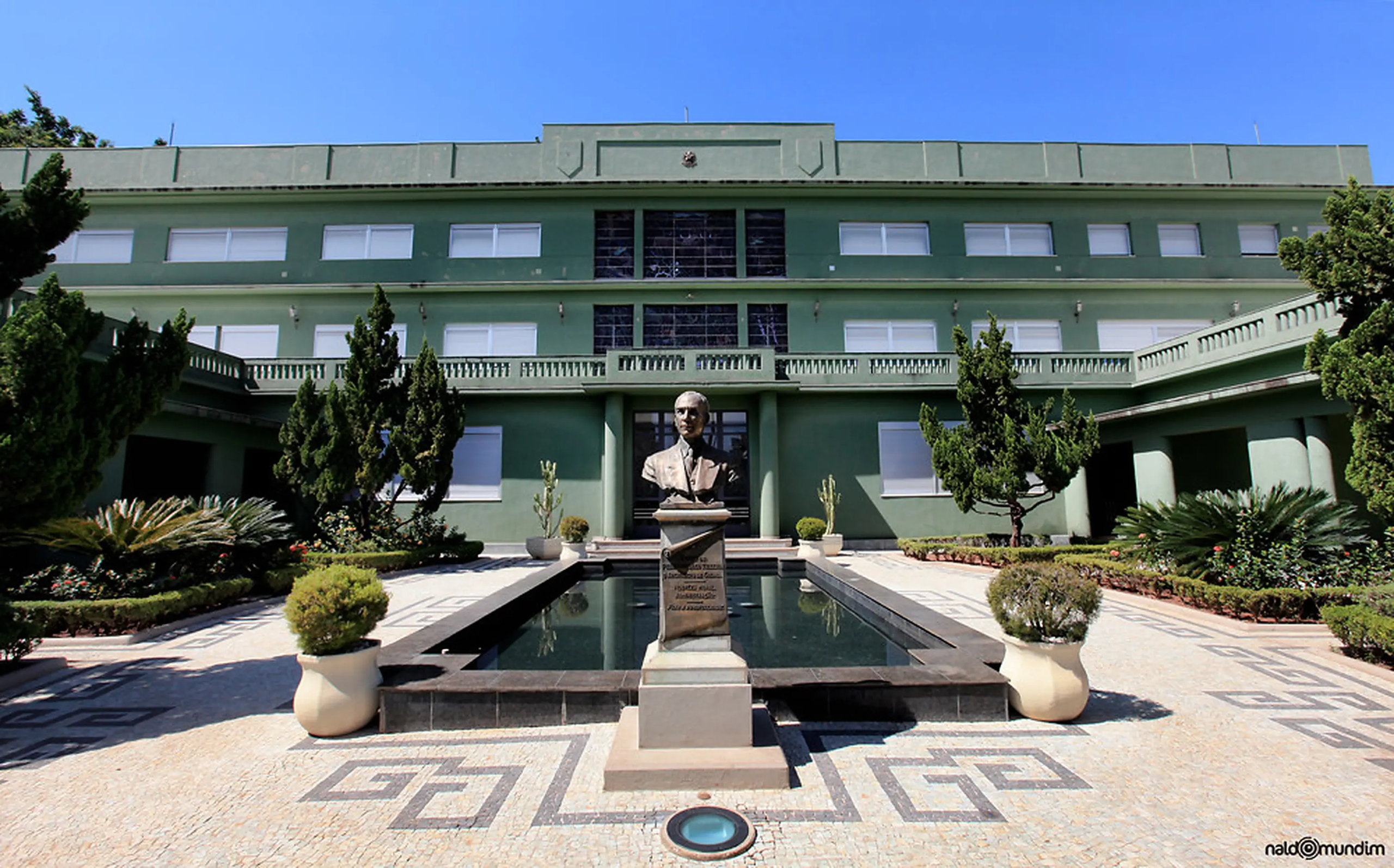 Palácio das Esmeraldas, na Praça Cívica, em Goiânia, aparece em lenda urbana sobre um suposto túnel subterrâneo que ligaria o prédio ao Teatro Goiânia (Foto: Reprodução/nala@mondoin)