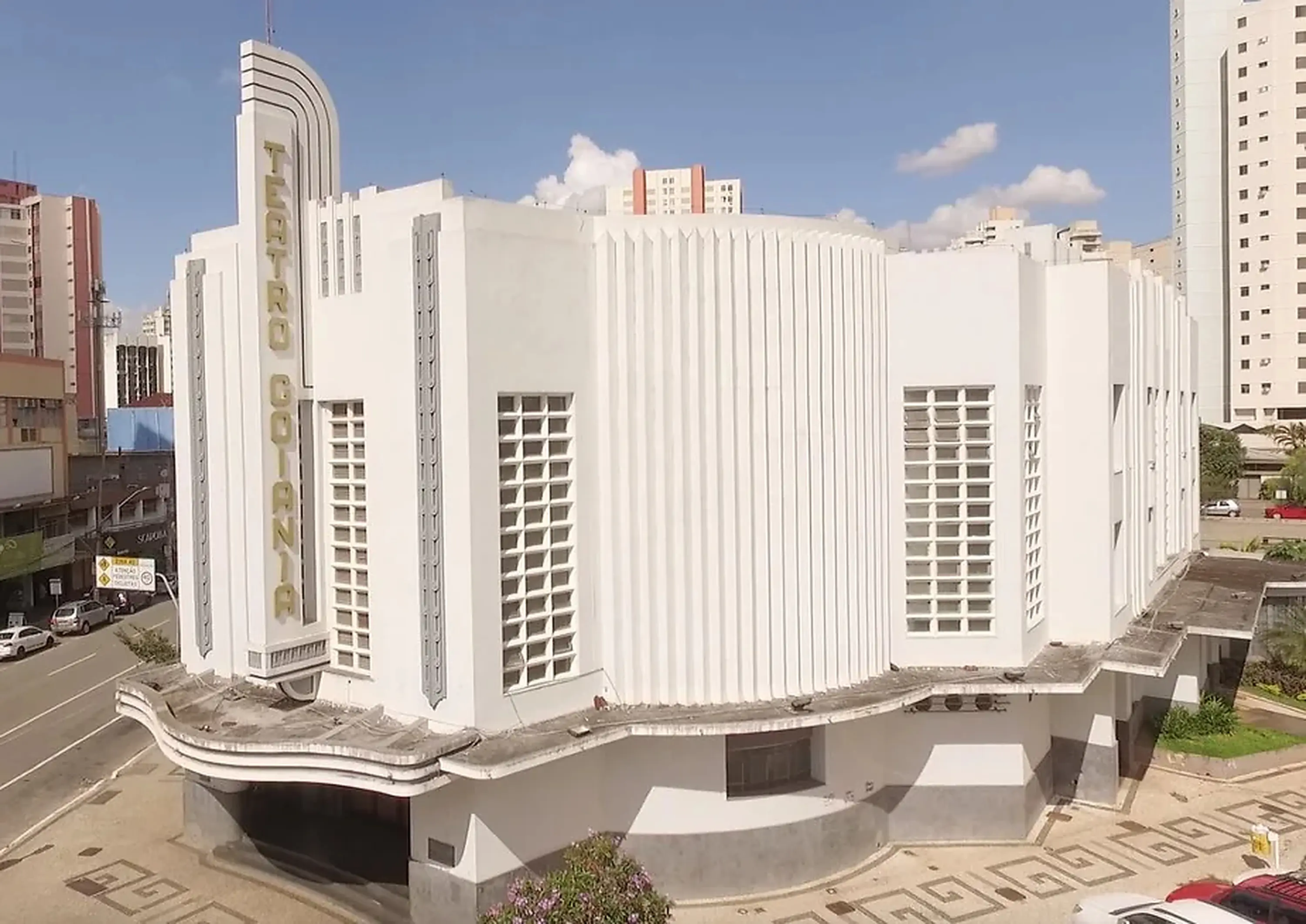 Fachada do Teatro Goiânia, no Centro da capital, prédio histórico associado a lendas sobre fantasmas nos bastidores e um suposto túnel subterrâneo até o Palácio das Esmeraldas (Foto: Reprodução/Governo de Goiás)