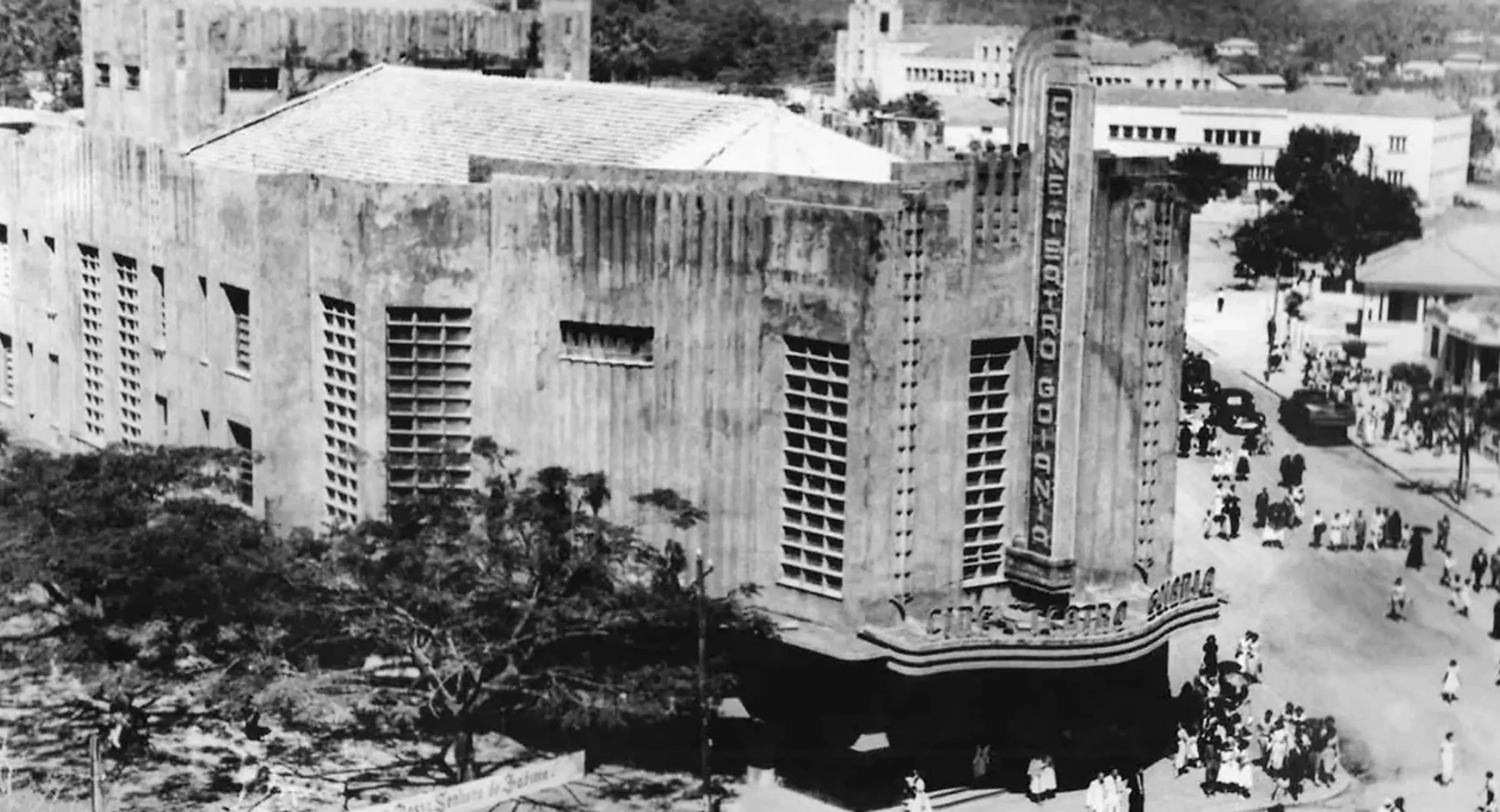 Registro histórico do Teatro Goiânia, no Centro da capital, em fotografia de Hélio de Oliveira; edifício está associado a lendas sobre fantasmas e um suposto túnel secreto até o Palácio das Esmeraldas (Foto: Reprodução/Hélio de Oliveira)