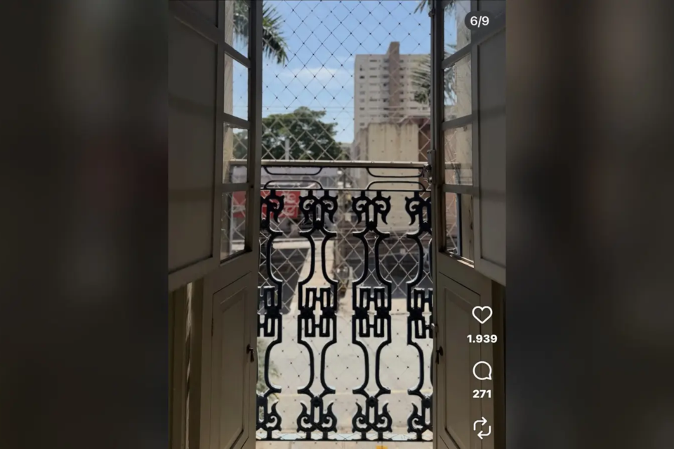 vortas de madeira e sacada com grades de ferro trabalhado revelam detalhes da arquitetura do Residencial Vila Rica, no Setor Oeste, em Goiânia (Foto: Reprodução/Instagram @franciscojunior_corretor)