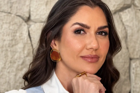 Médica goianiense Eline Corrêa Bandeira enfrentou dificuldades financeiras, mudanças na saúde e desafios profissionais antes de encontrar um novo caminho na medicina estética (Foto: Acervo pessoal)