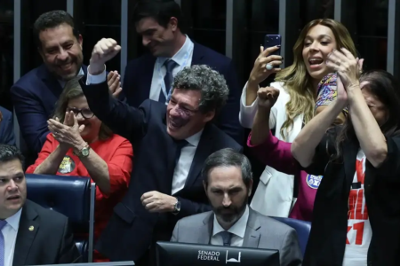 Veja quais senadores foram favoráveis e quem votou contra o fim da escala 6x1 Flávio Bolsonaro (PL-RJ) muda posição e acompanha maioria